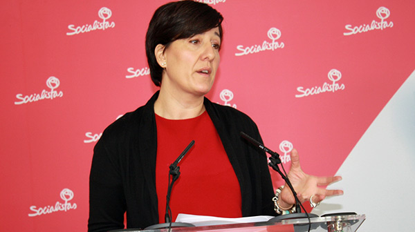 Fotografía de Blanca Fernández en rueda de prensa