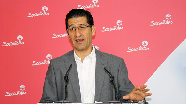Fotografía de José Manuel Caballero en rueda de prensa