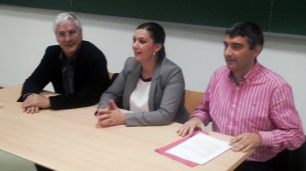 Fotografía de la mesa del acto sobre educación en Puertollano