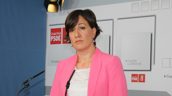 Fotografía de Blanca Fernández en rueda de prensa