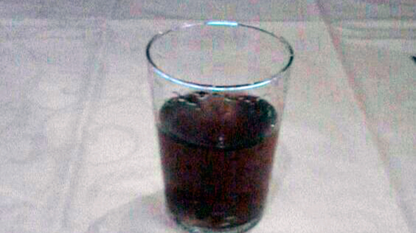 Fotografía de un vaso de agua marrón