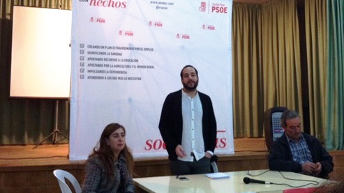 Fotografía de Miguel González durante su intervención