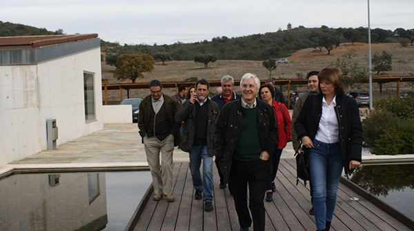 Fotografía de José María Barreda visitando Horcajo de los Montes