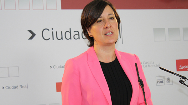 Fotografía de Blanca Fernández en rueda de prensa