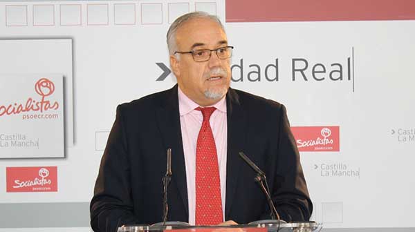 Fotografía de Julián Nieva en rueda de prensa
