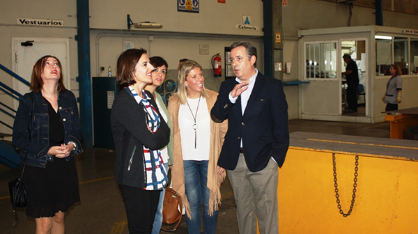 Fotografía de Isabel Rodríguez e Inmaculada Jiménez visitando las instalaciones de ANRO