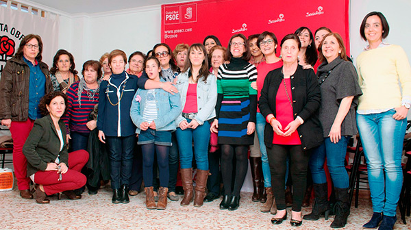 Fotografía de los participantes en el acto