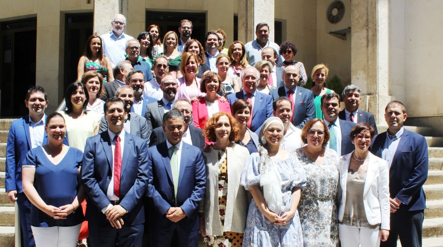 Foto de familias de los representantes socialistas con la nueva subdelegada del Gobierno.