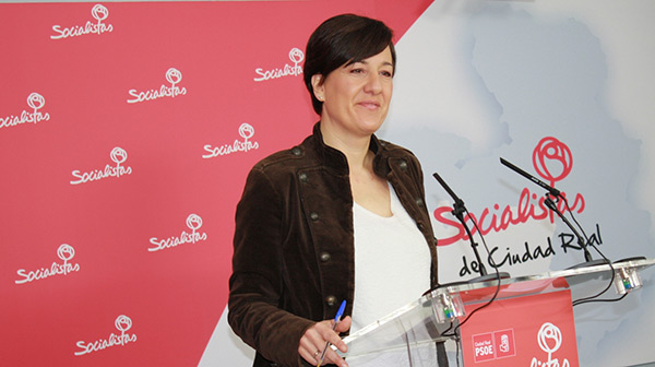 Fotografía de Blanca Fernández en rueda de prensa