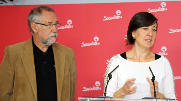 Fotografía de Santiago Moreno y Blanca Fernández en rueda de prensa