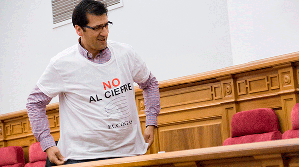 Fotografía de José Manuel Caballero con la camiseta de apoyo a Elcogas