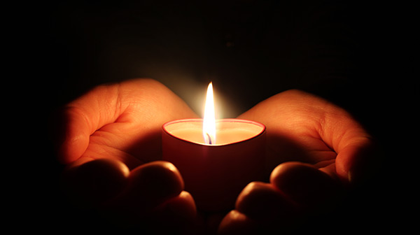 Fotografía de una vela encendida