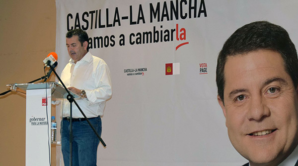 Fotografía de Demetrio Varillas interviniendo en un mitin