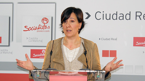 Fotografía de Blanca Fernández en rueda de prensa