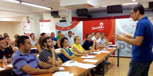 Caballero dirige unas palabras a los concejales socialistas participantes en el taller formativo.