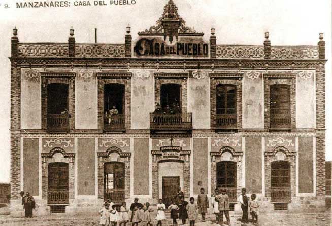 Casa del Pueblo de Manzanares en la calle Cañameros
